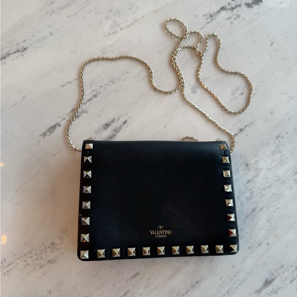 VALENTINO GARAVANI
Rockstud Vitello Chain Clutch Bag